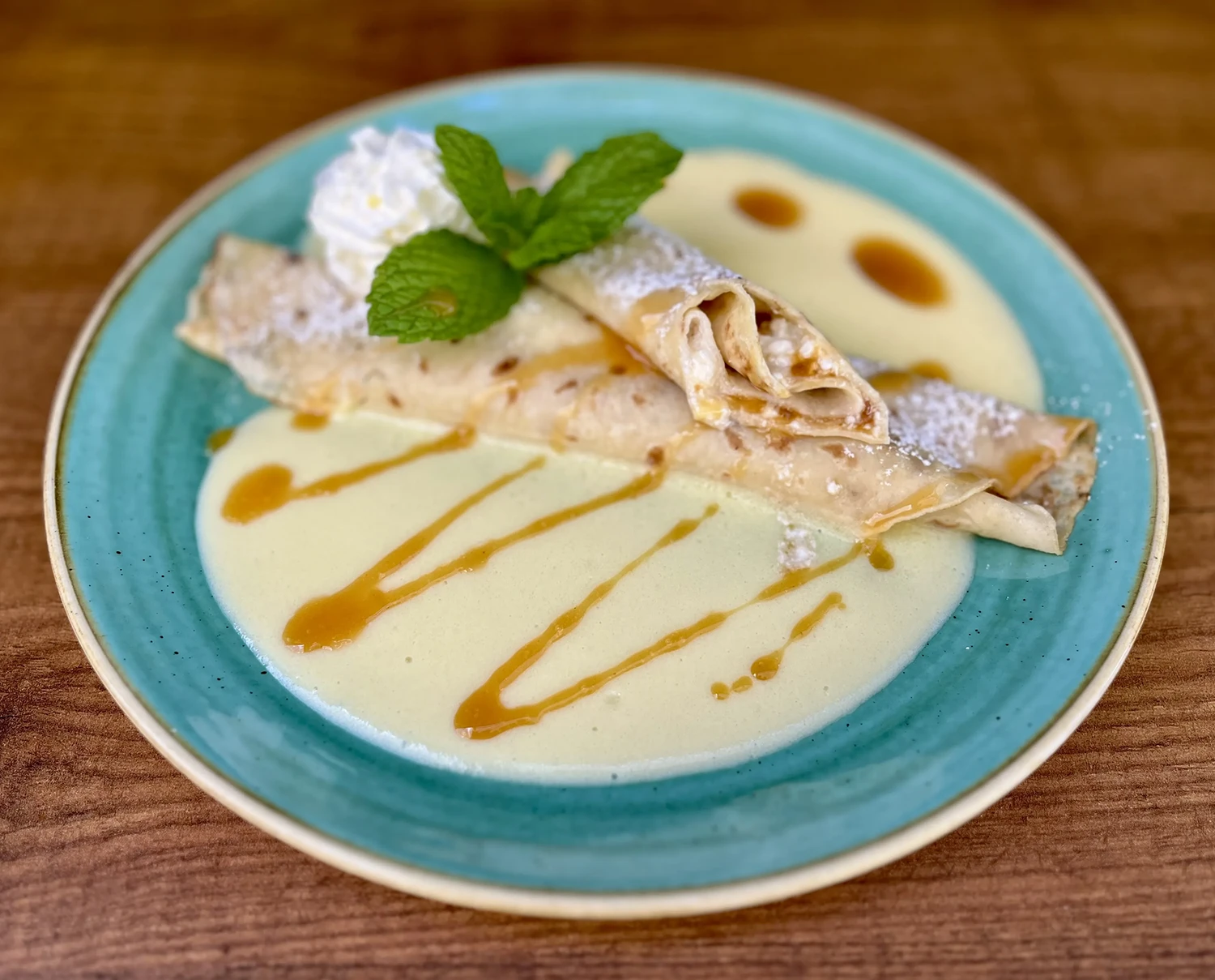 Rákóczi túrós palacsinta (túró, baracklekvár, tejszínhab, barack öntet)