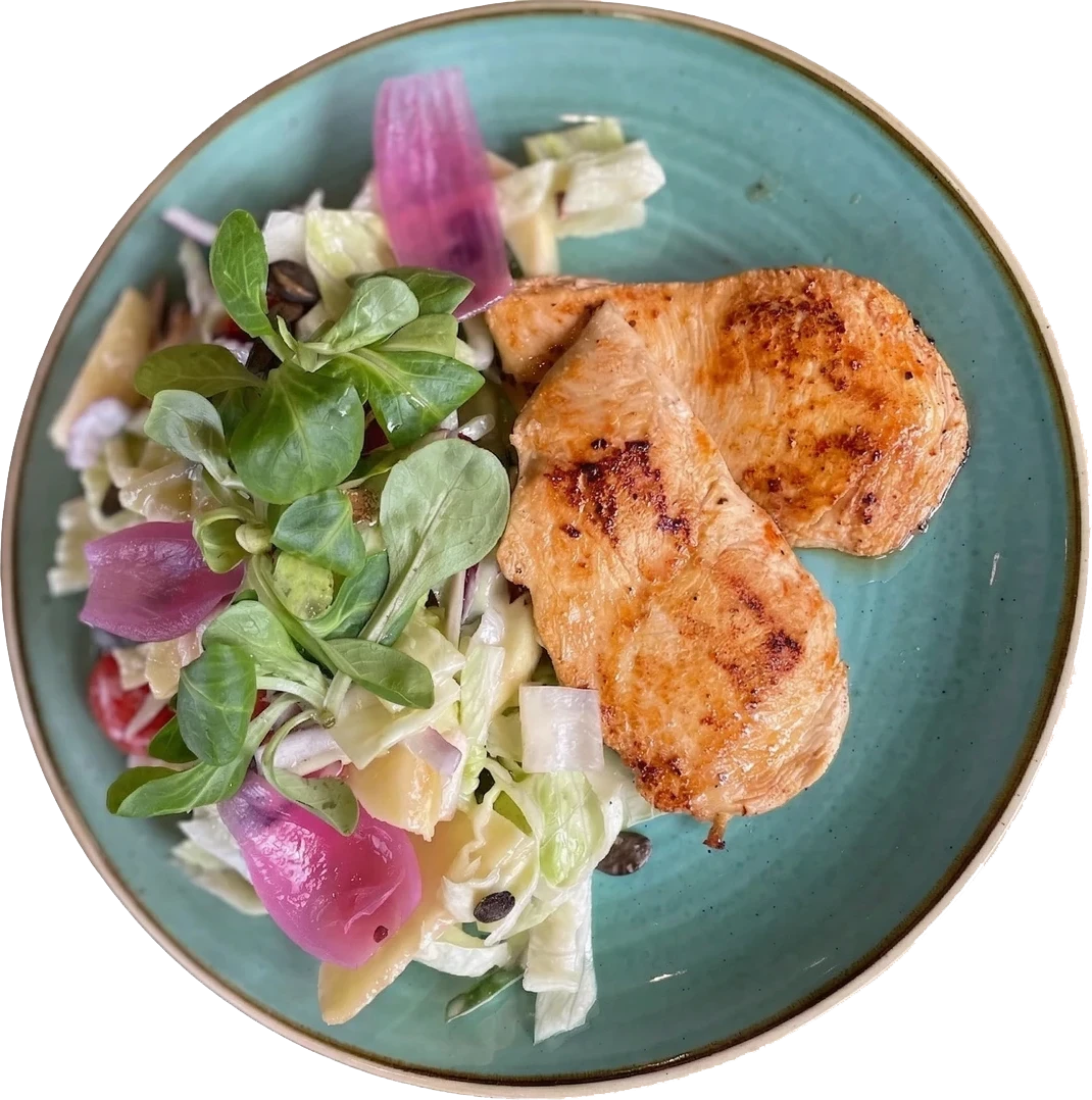 Fitnesz saláta (lapon sült csirkemellfilé friss saláta ágyon citrusos dresszinggel pirított magvakkal)