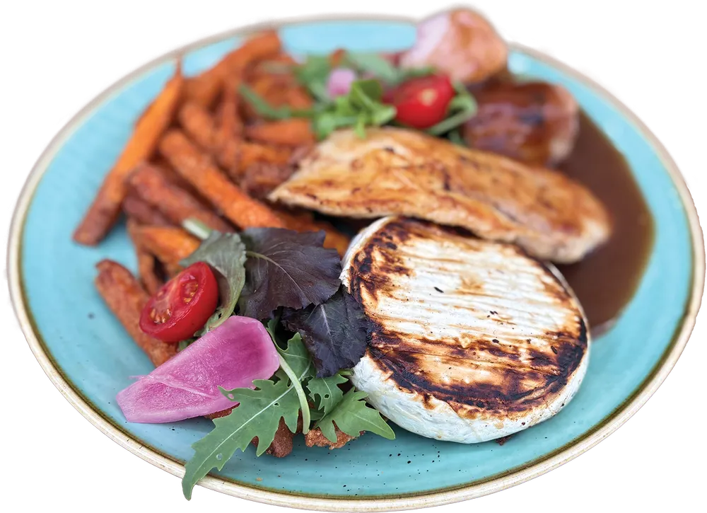 Grilltál egy személyre(szűzérmék roston barnamártással, grillezett camembert, lapon sült csirkemell, édesburgonya)