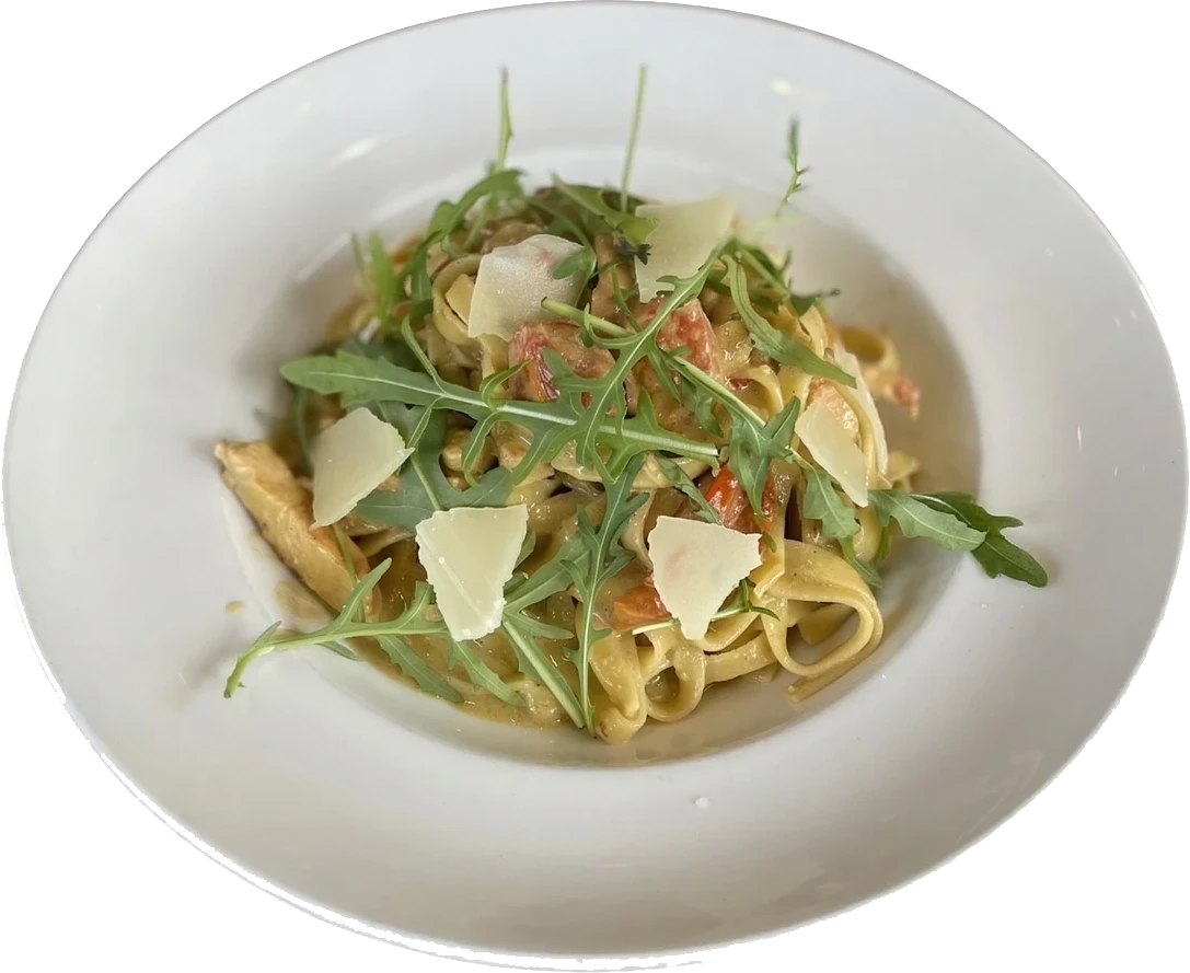 Roston sült csirkemell csíkok pestóval, koktél paradicsommal, rukkolával, tejszínnel, parmezánnal, tagliatelle tésztával