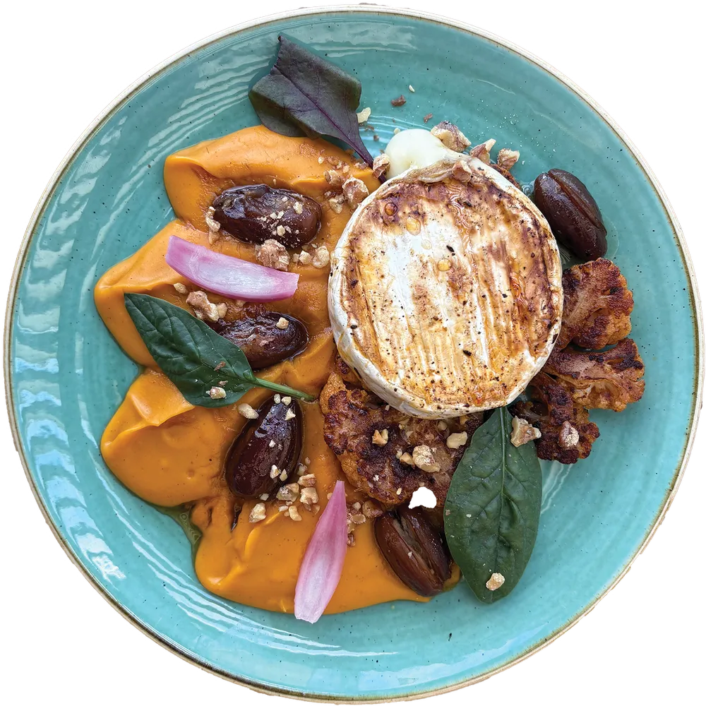 Karfiolsteak, grillezett camembert párolt datolyával, karamellizált dióval és édesburgonya pürével