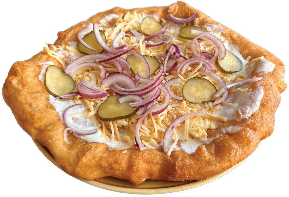 Lángos magyarosan(füstöltsajtos tejfölös lángos lilahagymával és kovászos uborkával)
