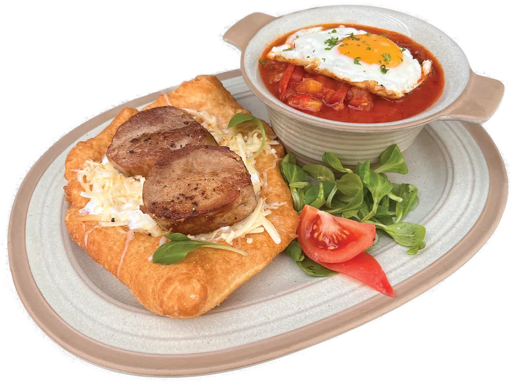 Platnin sütött szűzérmék, lecsóval, tükörtojással, házi füstölt sajtos tejfölös lángossal tálalva