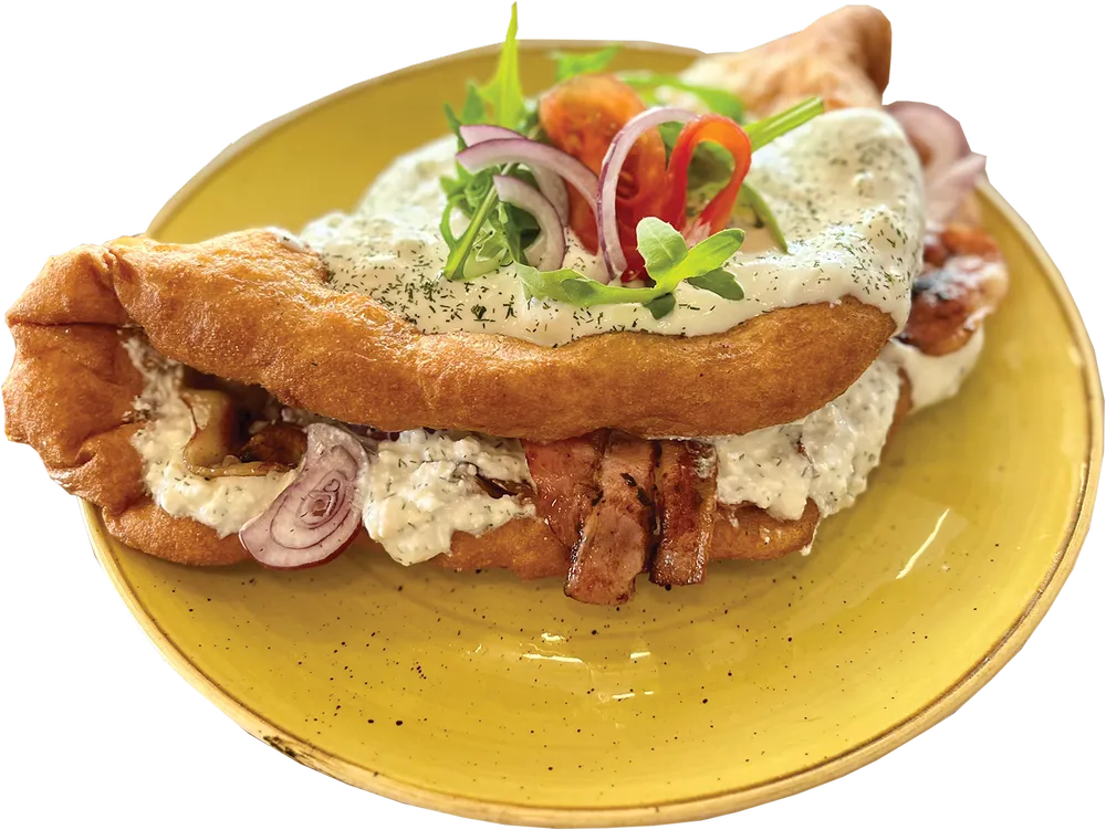 Házi készítésű lángosba töltött platnin sütött csirkecsíkok, füstölt sajttal, tejföllel