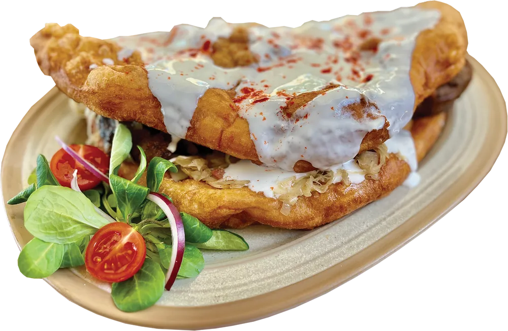 Házi készítésű lángosba töltött csülök szeletek szalonnás sült káposztával