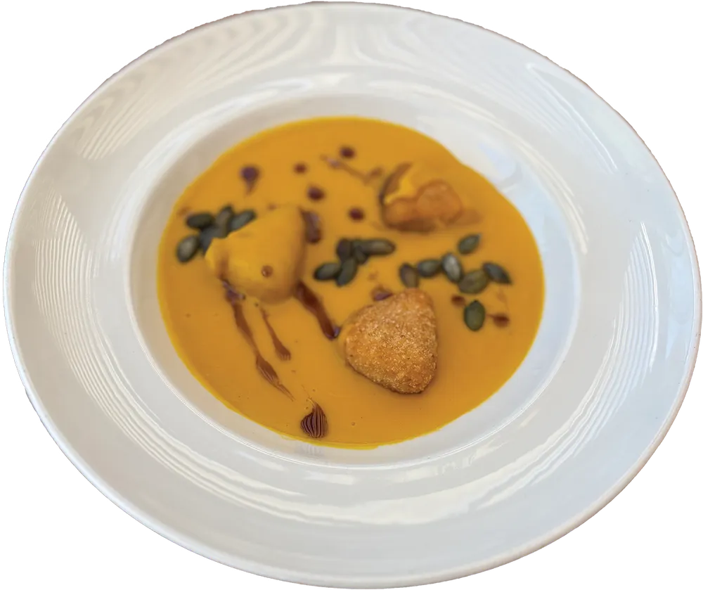 Sütőtökkrémleves prított tökmaggal, bundázott camemberttel