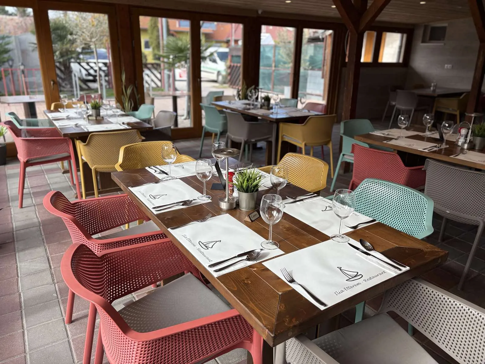 Szépen megterített rendezvényasztal az Ilia Étteremben